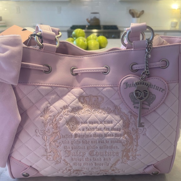FLASH SALE! JUICY COUTURE FAIRYTALE TOTE W KEY AND VELVET BOW!! - Picture 6 of 6